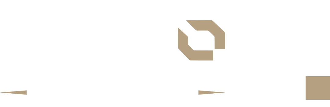 معلم يمني يسجل حضور طالب بمسح رمز QR من بطاقة الطالب عبر الجوال